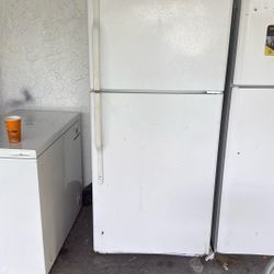 Refrigerator and freeze