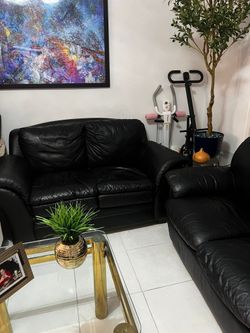 Juego de sala ,de leden negro,el mas grande es sofa cama