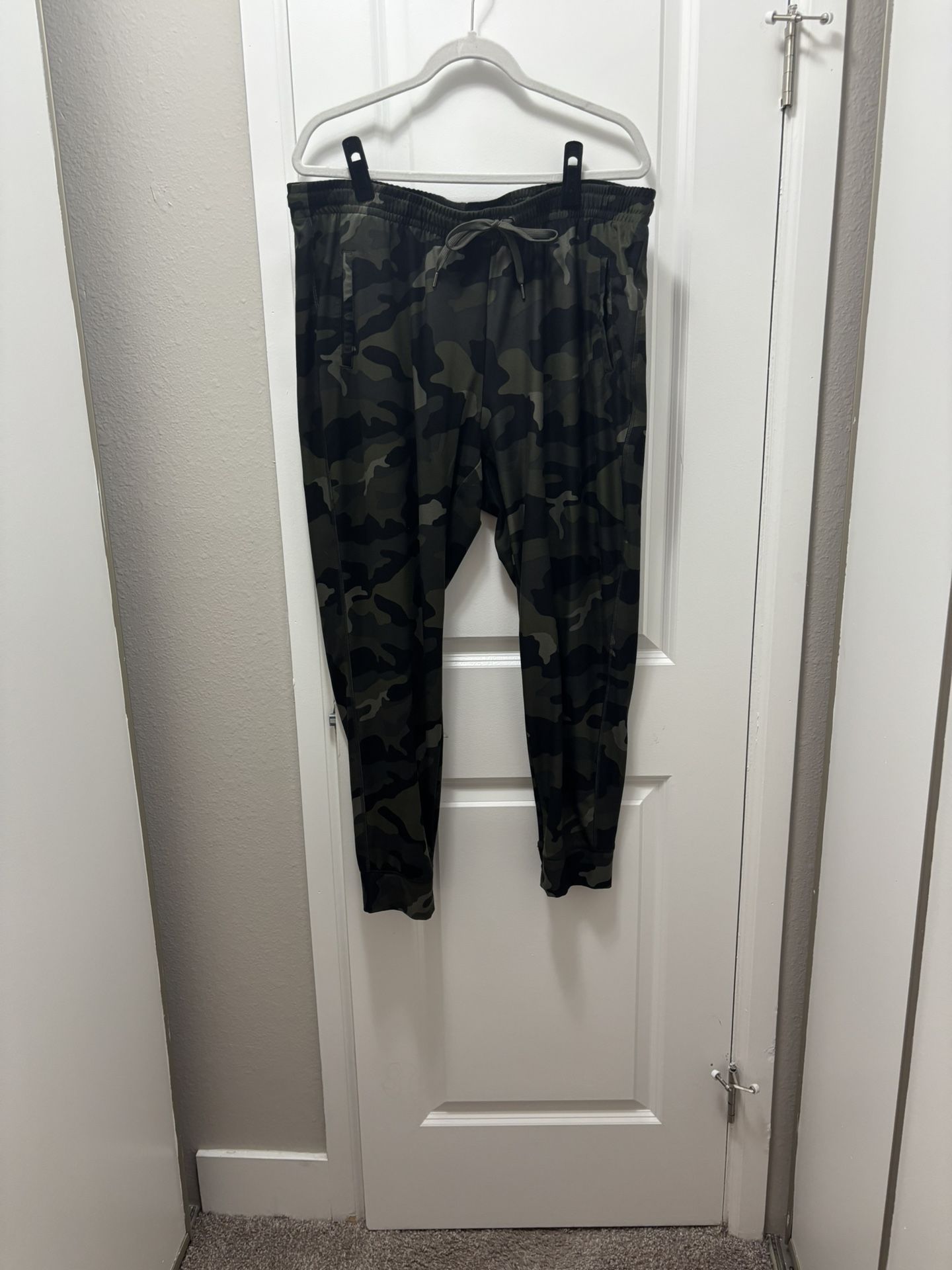 Barely Worn Camo Joggers W/ Pockets - XL