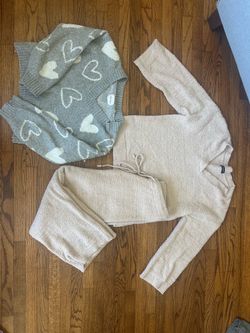 Free/gratis woman’s small-medium woman sweater and sweat set