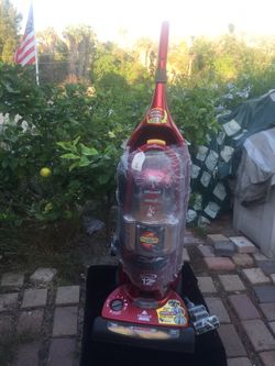 Like new Bissell lift off vacuum turbo Maximum Power with all four attachments included