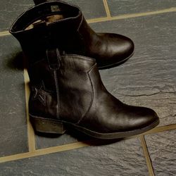 Girl/women’s Ankle Boots Black Like New Size 5