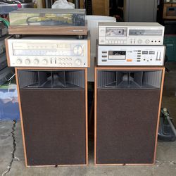 Vintage Realistic Stereo System 