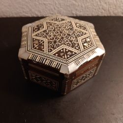 EXQUISITE VTG Handmade Mother of Pearl Inlay 5" Wood Hexagonal Trinket Box.

