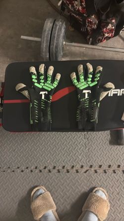 Titan goal keeper gloves