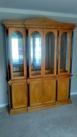 Thomasville 2-piece China Hutch