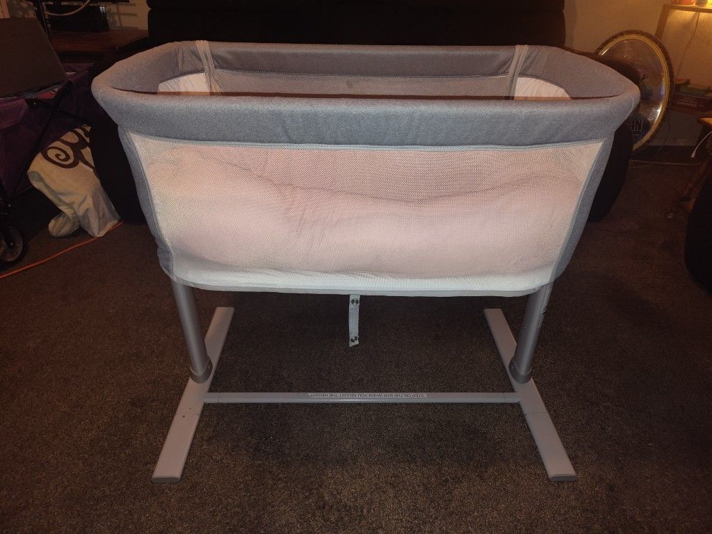 Like New Adjustable Baby Bassinet 