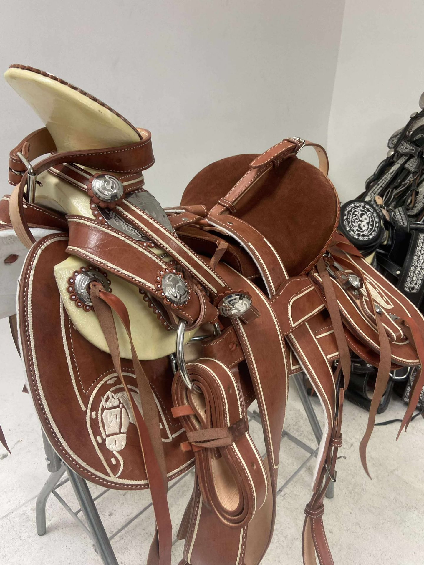 Nueva montura charra Pitiada original con Herrage y medio fuste plateado