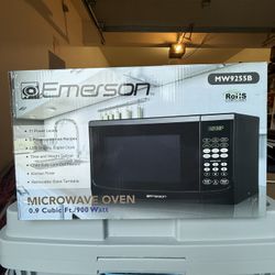 Emerson MW9255B 0.9 cu ft 900W Countertop Microwave – Like New
