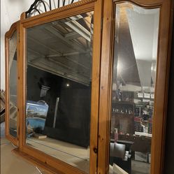 Dresser folding mirror