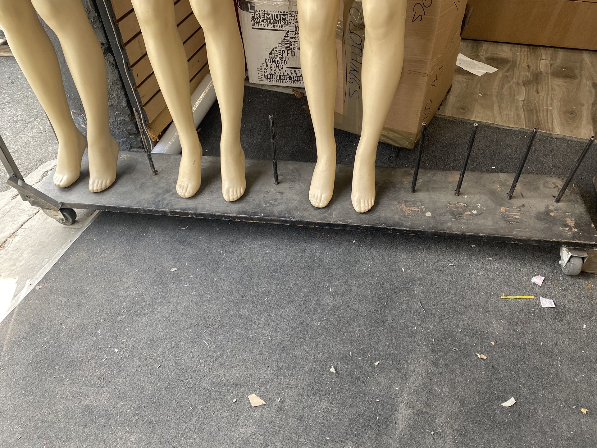 Mannequins/MANIKI Stand With Wheels