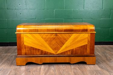 Roos Waterfall Sweetheart Cedar Trunk - Excellent Condition - Delivery Available