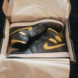 Black & Gold Men's Air Jordans Mid - Mens Size 11.5