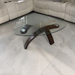 Dos Mesa Una De Centro Y La Otra De Esquina Más Una Lámpara De Mesa 