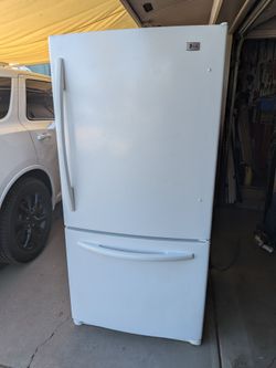 Like New "LG" Refrigerator/Freezer
