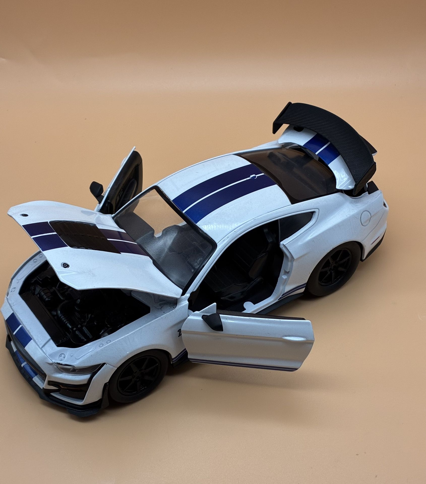 Jada 1/24 Scale Model Car 32(contact info removed) Ford Mustang Shelby GT500 - White