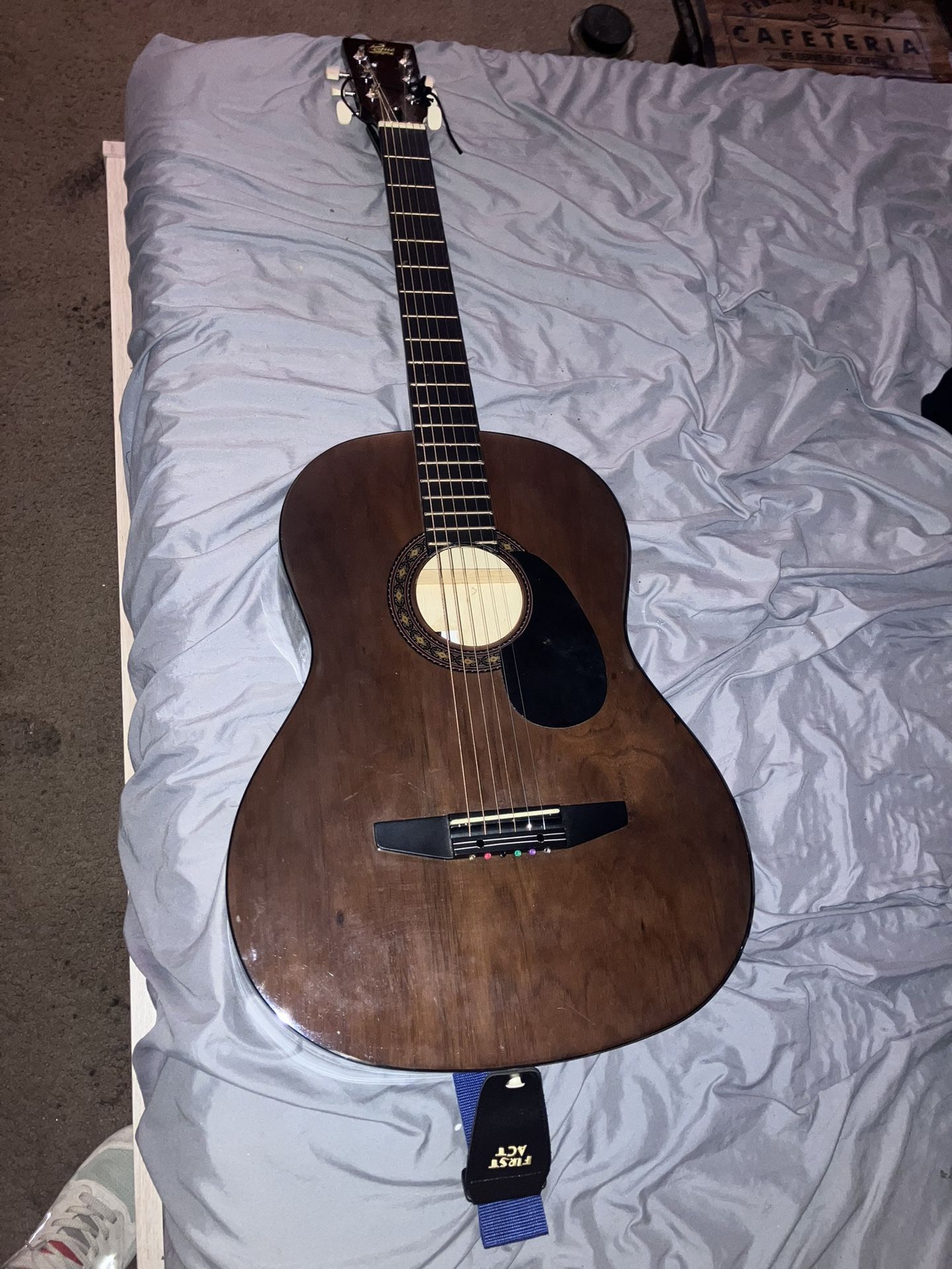 Rogue Acoustic Guitar