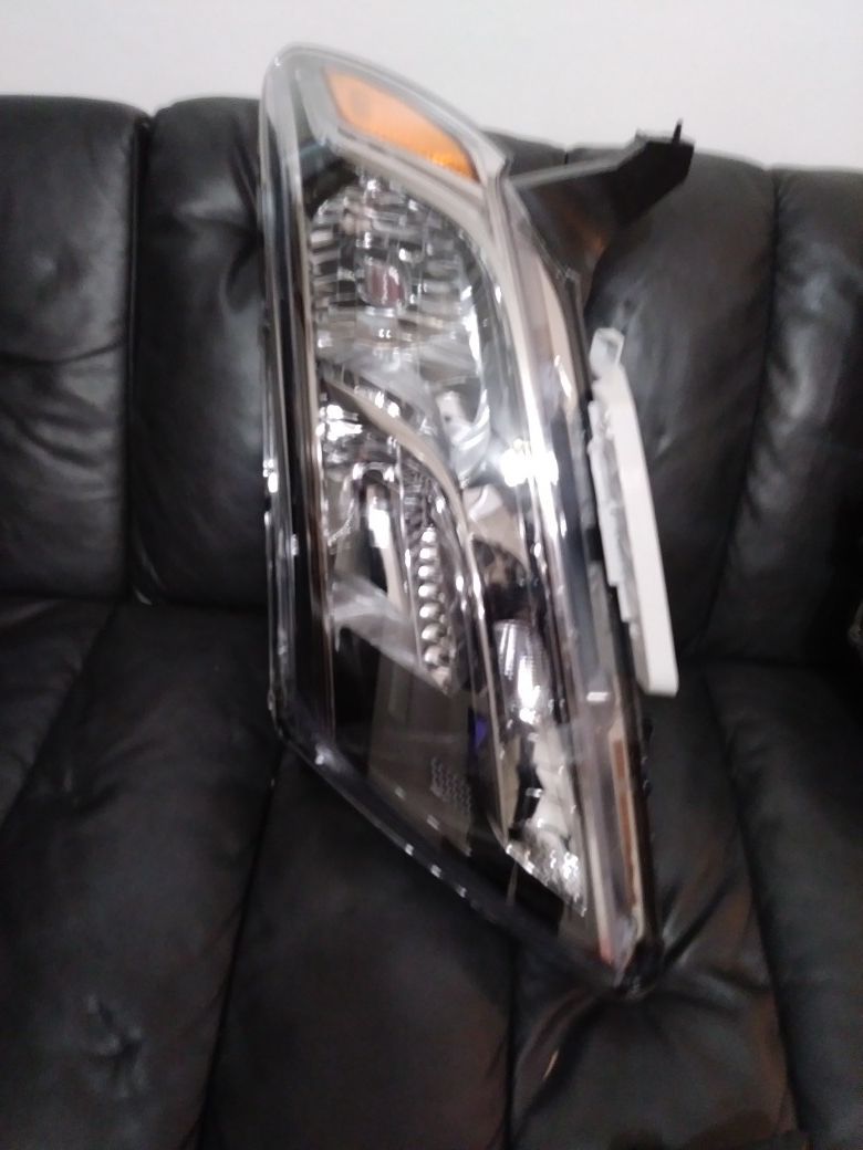 Nissan Pathfinder driver side headlight