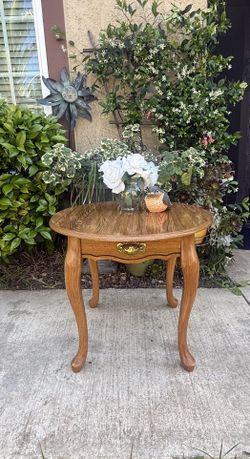Round Accent/Side Table 