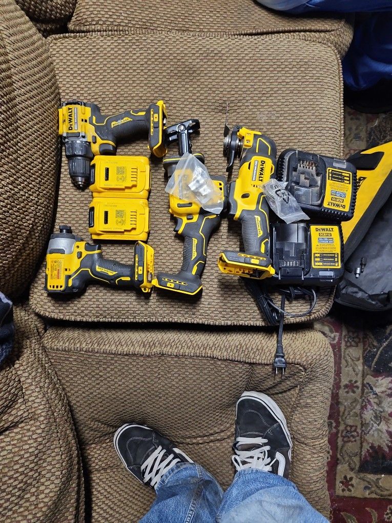 4 Tool Piece Dewalt Kit With Bag Only Drill Has Been Used