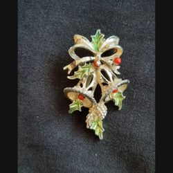 Gerry's Gold Tone Bells & Ribbon 1970’s Holiday Pin.