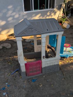 Kids plastic playhouse
