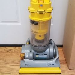 NEW cond Dyson MULTI FLOOR MODEL VACUUM WITH COMPLETE ATTACHMENTS  , AMAZING POWER SUCTION  , WORKS EXCELLENT  , IN THE BOX 