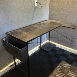 Black Desk