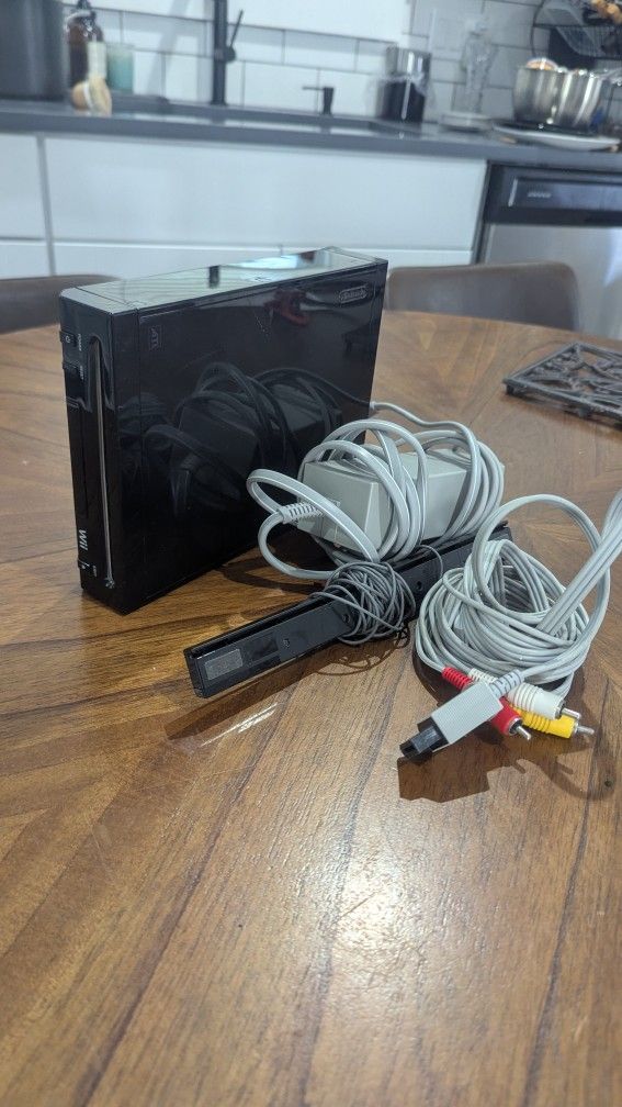 Nintendo Wii, 4 Wii Remotes, 1 Nunchuk