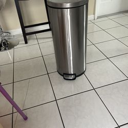 style steel trash can very good foot operated very clean measures tall 261/2 inches