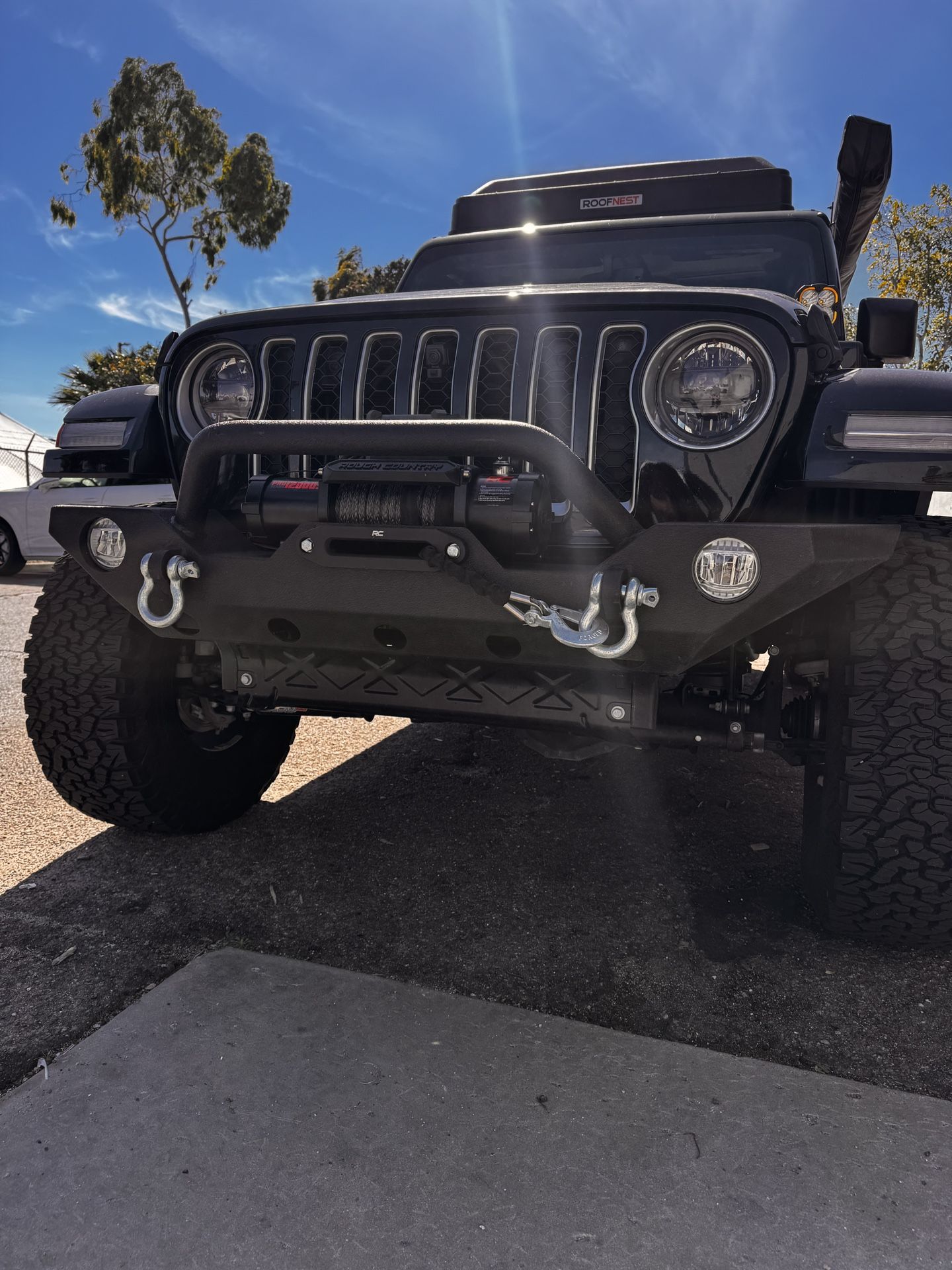 Barricade Trailforce HD bumper with Rough Country Winch