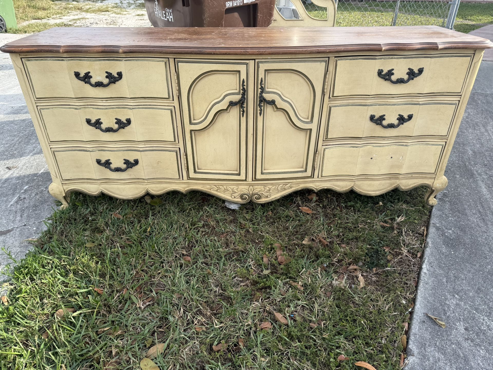 FREE DRESSER