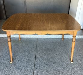 vintage Ethan Allen Heirloom Nutmeg Maple dining table. Expandable.