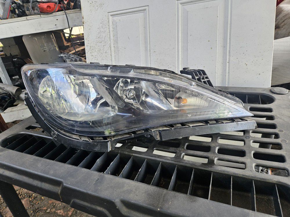 2017-2020 Chrysler Pacifica - Passenger Side Headlight

