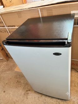 Sanyo mini fridge