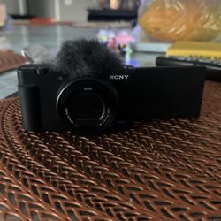 *BRAND NEW *Sony ZV-1 Camera for Content Creators With Mic Included/ No Memory Card