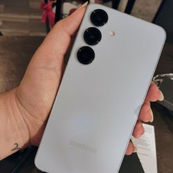 New Sealed Samsung Galaxy S25 128gb  Unlocked, FREE Smartwach/ Headphones. Pay $1 Today Rest in payments. NO CREDIT NEEDED FINANCING