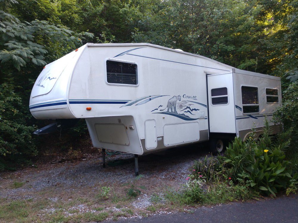2004 31 foot fifth wheel Keystone Cougar camper