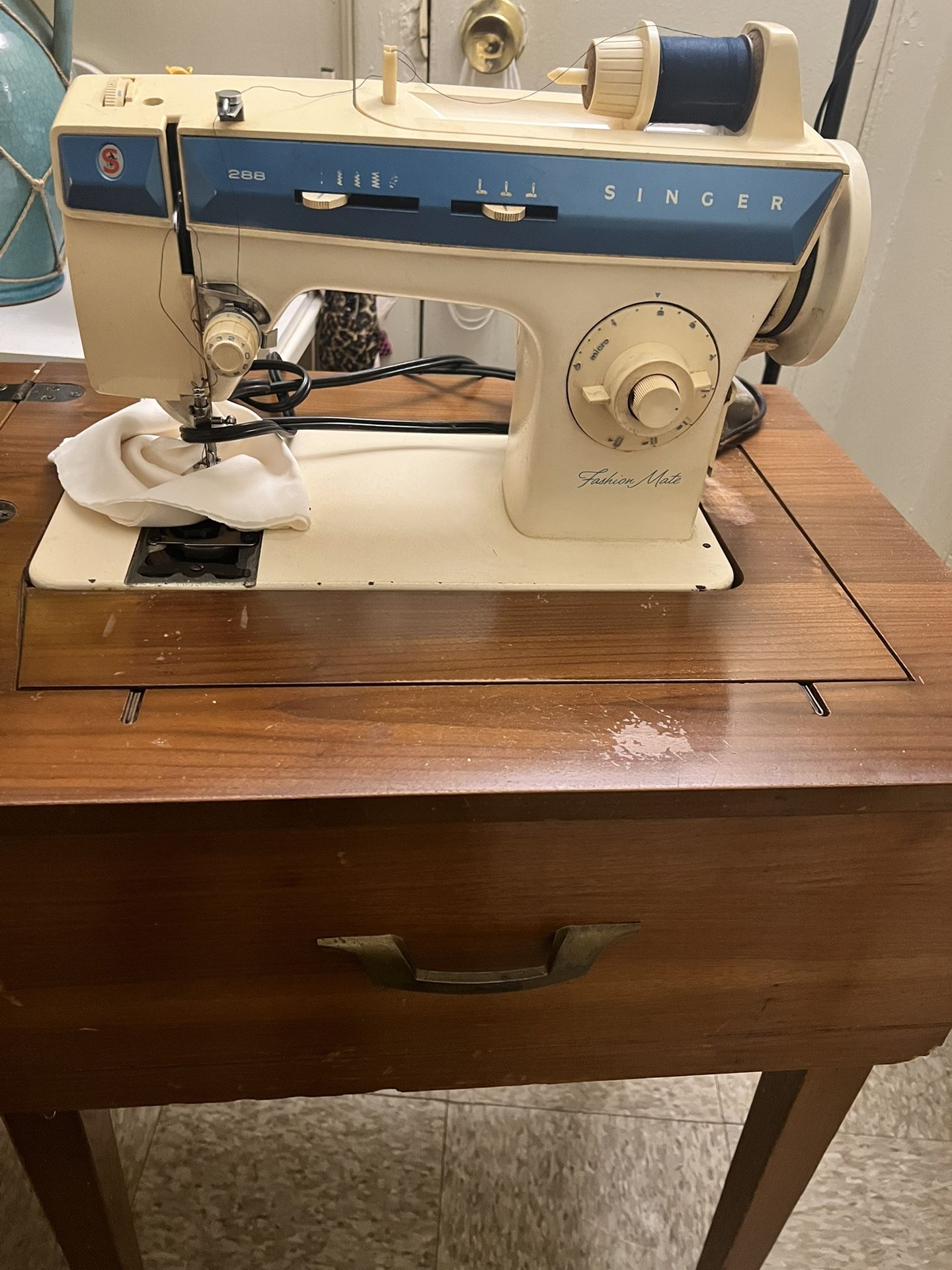 Singer Sewing Machine. (Negotiable)