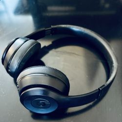 Beats Solo3 Wireless Headphones (Model A1796) – Gloss Black w/ Carrying Case