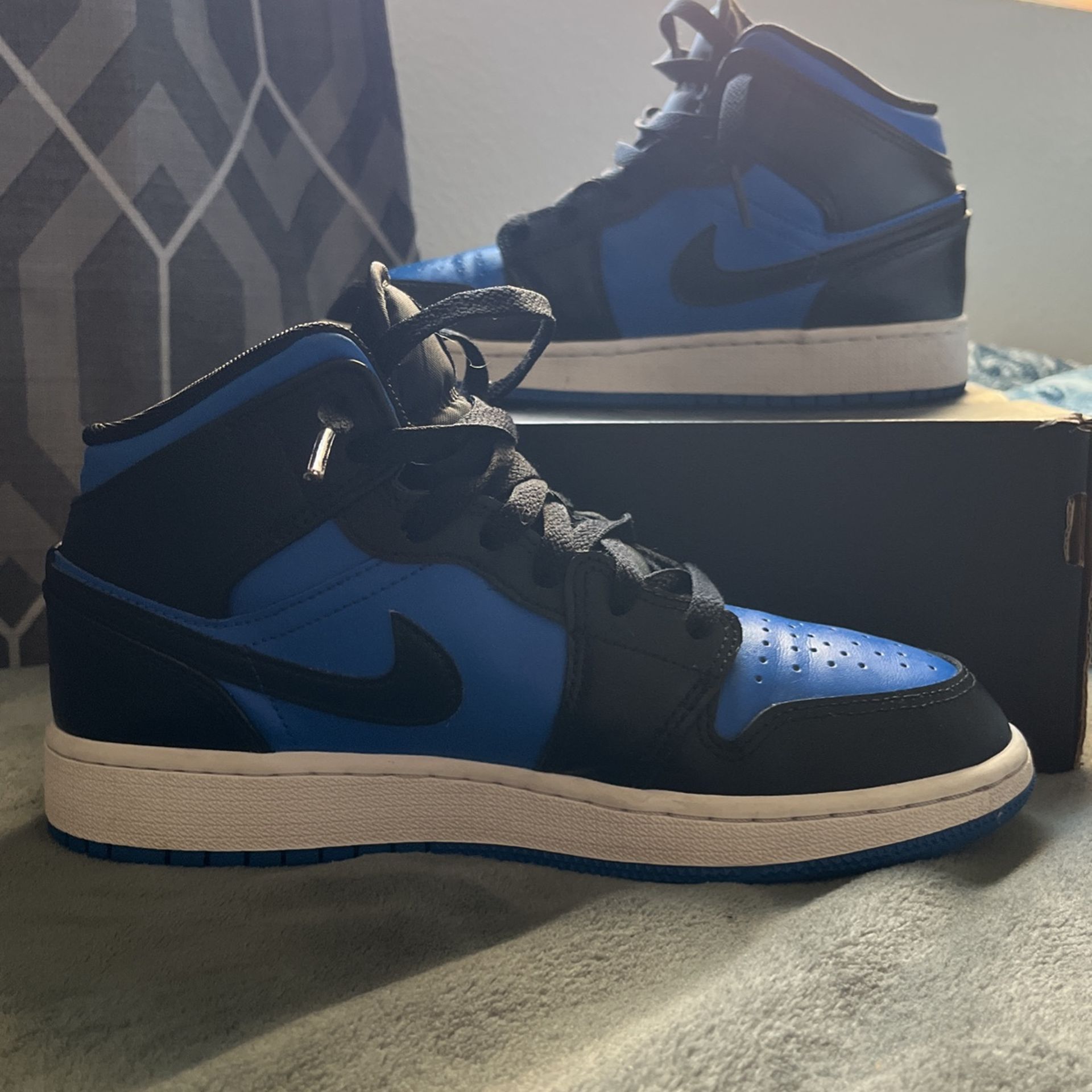 Jordans 1 Royal Blue-Black-White