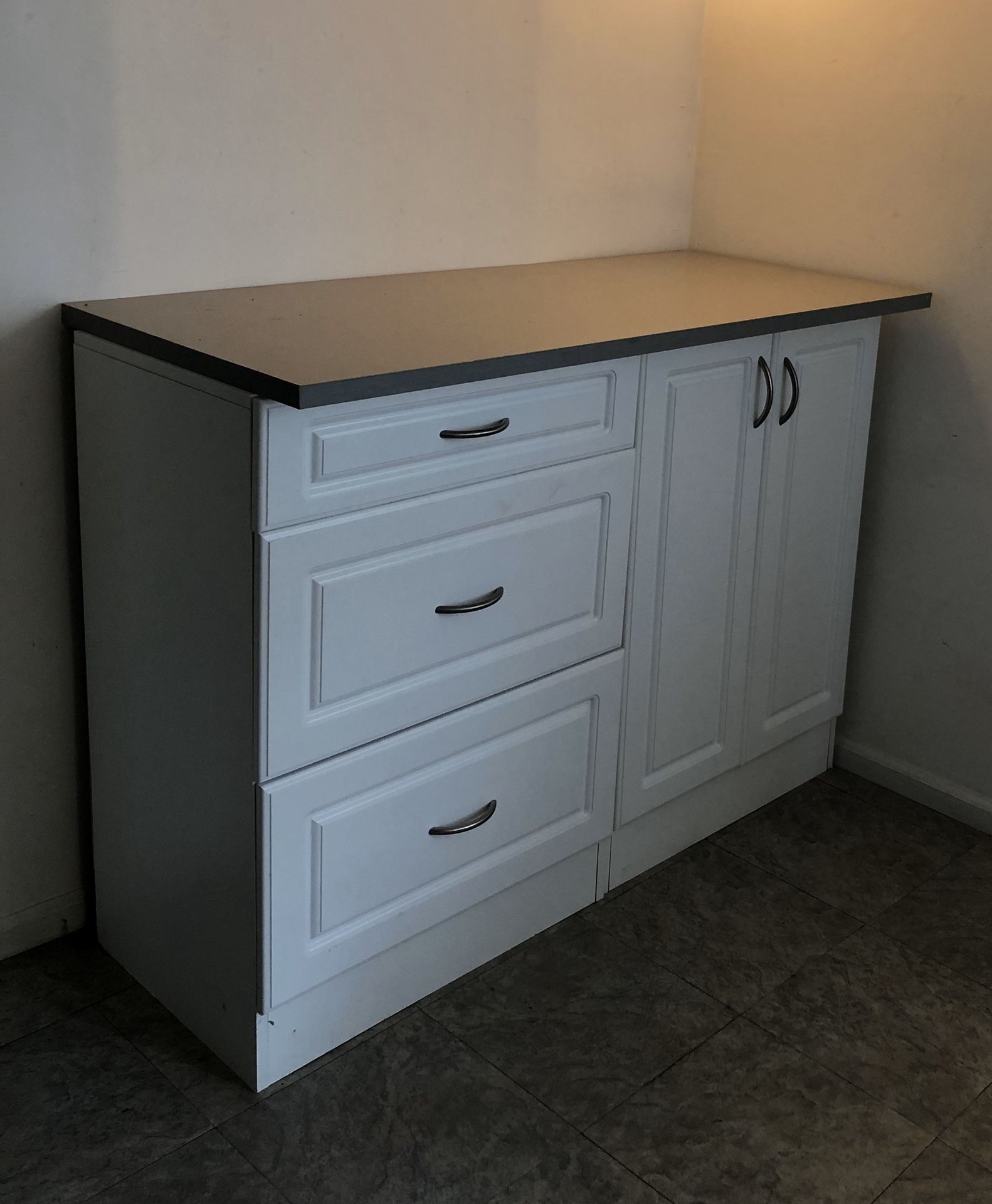 Kitchen / bathroom cabinet
