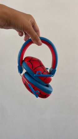 Noise cancelling headphones