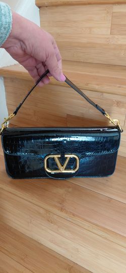 Brand new toe bag or crossbody and shoulder bag with 2 starps .. Ask for more styles sunglasses or bags if you intersted