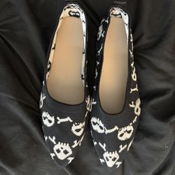 $5 Black Flats W/ Skulls Sz 10