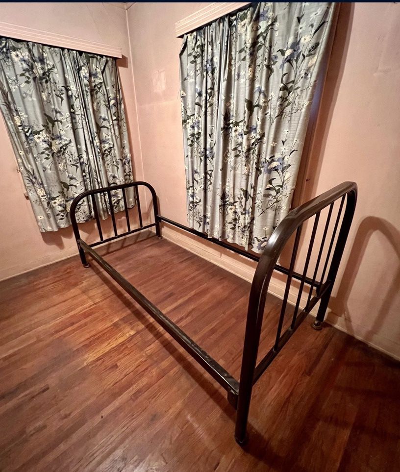Antique Vintage Wrought Iron, Metal  bed frame (Twin)