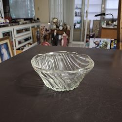 Swirl Optic Dip Serving Bowl Drapery Style With Wavy Ribbed Scalloped Pattern 6"W X 2.5"H