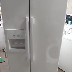 Nice Whirlpool Side By Side Refrigerator With The Ice Maker Everything Works