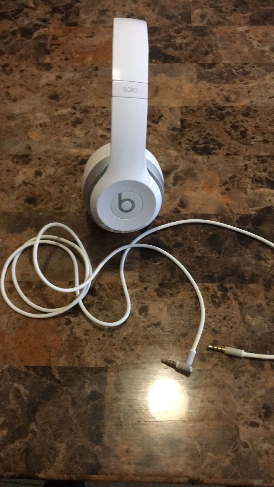 White wired Beats solo