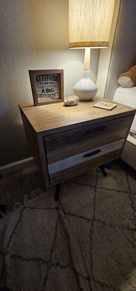 Solid Wood End Table/Nightstand